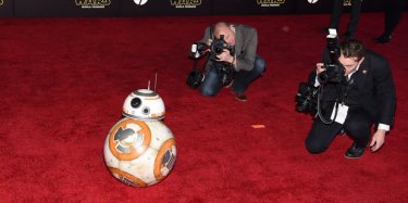 Star Wars: il risveglio della forza - BB-8 circondato da fotografi sul red carpet alla premiere