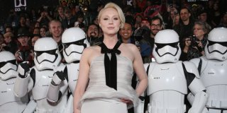 Star Wars: il risveglio della forza - Gwendoline Christie circondata da stormtrooper alla premiere