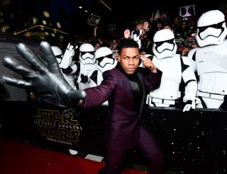 Star Wars: il risveglio della Forza - John Boyega indossa un guanto in onore di Luke Skywalker