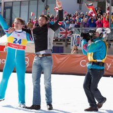 Eddie the Eagle: Hugh Jackman e Taron Egerton festeggiano sulla neve