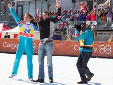 Eddie the Eagle: Hugh Jackman e Taron Egerton festeggiano sulla neve