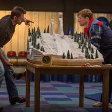 Eddie the Eagle: Hugh Jackman illustra a Taron Egerton la pista su un plastico