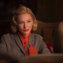 Carol: Cate Blanchett guarda Rooney Mara (di spalle) in una scena del film