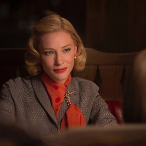 Carol: Cate Blanchett guarda Rooney Mara (di spalle) in una scena del film