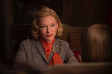 Carol: Cate Blanchett guarda Rooney Mara (di spalle) in una scena del film