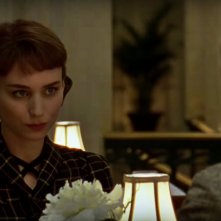 Carol: Rooney Mara guarda Cate Blanchett (di spalle) in una scena del film