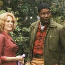 Lontano dal paradiso: Julianne Moore e Dennis Haysbert in una scena del film