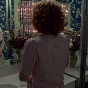 Safe: un''immagine che ritrae una scossa Julianne Moore davanti a uno specchio