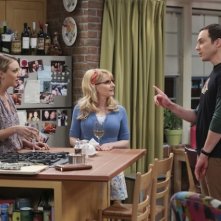 The Big Bang Theory: Kaley Cuoco, Melissa Rauch e Jim Parsons in un'immagine dell'episodio The Opening Night Excitation