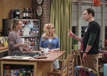 The Big Bang Theory: Kaley Cuoco, Melissa Rauch e Jim Parsons in un'immagine dell'episodio The Opening Night Excitation