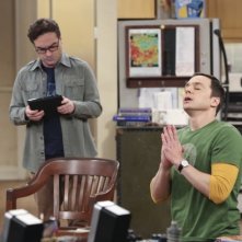 The Big Bang Theory: Johnny Galecki 	Johnny Galecki e Jim Parsons in una divertente foto dell'episodio The Opening Night Excitation