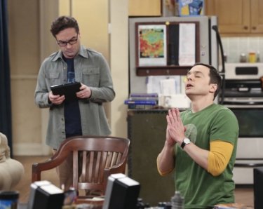 The Big Bang Theory: Johnny Galecki 	Johnny Galecki e Jim Parsons in una divertente foto dell'episodio The Opening Night Excitation