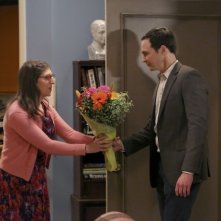The Big Bang Theory: un momento romantico tra Amy (Mayim Bialik) e Sheldon (Jim Parsons) in The Opening Night Excitation