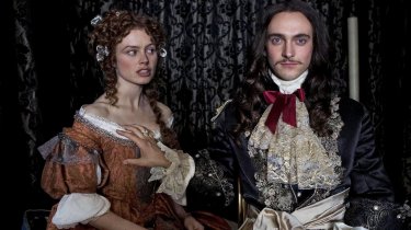 Versailles: una foto promozionale della serie con protagonista George Blagden