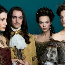 Versailles: il protagonista George Blagden insieme a tre delle interpreti femminili