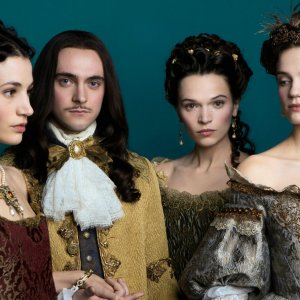 Versailles: il protagonista George Blagden insieme a tre delle interpreti femminili