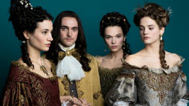 Versailles: il protagonista George Blagden insieme a tre delle interpreti femminili