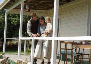 The Light Between Oceans: Michael Fassbender e Alicia Vikander in una scena familiare