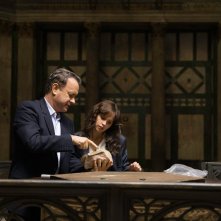 Inferno: Tom Hanks e Felicity Jones indagano in una foto del film