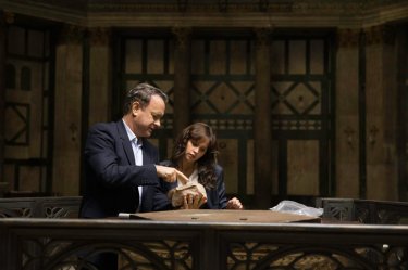 Inferno: Tom Hanks e Felicity Jones indagano in una foto del film