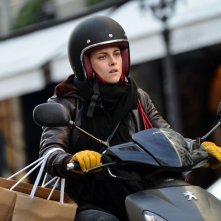 Personal Shopper: Kristen Stewart in scooter sul set