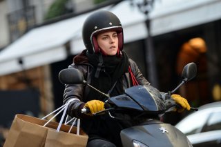 Personal Shopper: Kristen Stewart in scooter sul set