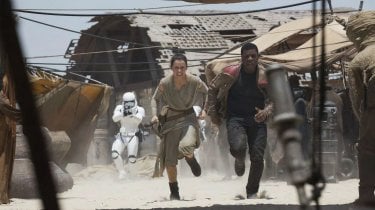 Star Wars: Il risveglio della forza, Daisy Ridley e John Boyega in una concitata azione del film