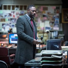 Luther: Idris Elba nell'ufficio della polizia