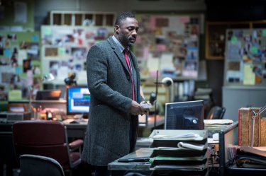 Luther: Idris Elba nell'ufficio della polizia