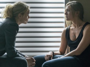 Homeland: le attrici Nina Hoss e Sarah Sokolovic in A False Glimmer