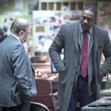 Luther: Idris Elba discute con il capo Dermot Crowley