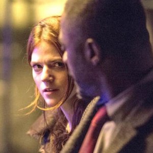 Luther: Idris Elba e Rose Leslie in una scena