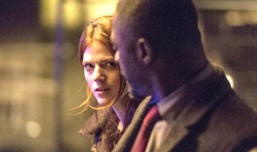 Luther: Idris Elba e Rose Leslie in una scena