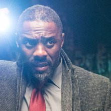 Luther: Idris Elba con la torcia in mano