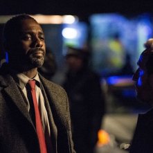 Luther: Idris Elba e Michael Smiley in una scena