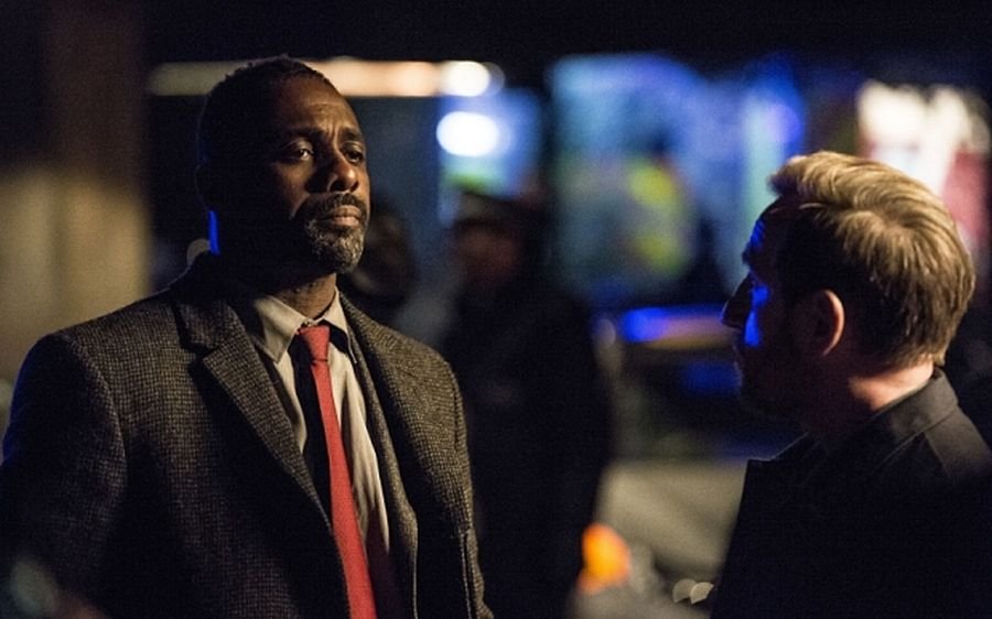 Luther: Idris Elba e Michael Smiley in una scena