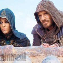Assassin's Creed: Michael Fassbender e Ariane Labed in una scena del film