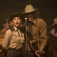 I Saw The Light - Tom Hiddleston ed Elizabeth Olsen cantano insieme