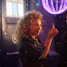 Doctor Who: Alex Kingston insieme a Phillip Rhys in un'immagine tratta dall'episodio The Husbands of River Song