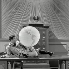 Il grande dittatore: Charlie Chaplin in una celebre immagine del suo capolavoro