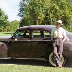 I Saw The Light - Tom Hiddleston davanti alla sua auto