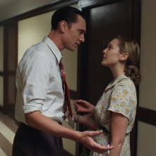 I Saw The Light: Tom Hiddleston e Elizabeth Olsen discutono in una scena
