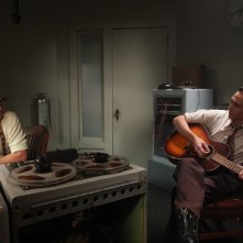 I Saw The Light - Tom Hiddleston e Bradley Whitford in una scena