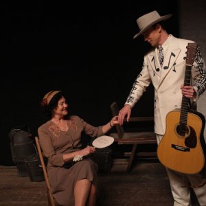 I Saw The Light - Tom Hiddleston e Cherry Jones in una scena