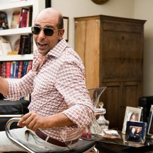 Quo vado?: Checco Zalone con un salame in mano in una scena del film