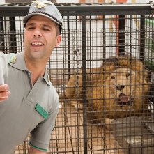 Quo vado?: Checco Zalone si fa un selfie con un leone in una scena del film