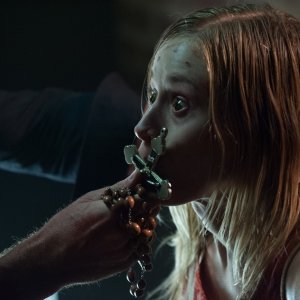 The Vatican Tapes: una indemoniata Olivia Dudley in una scena del film