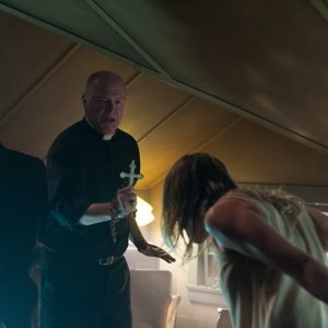 The Vatican Tapes: Michael Peña, Peter Andersson e Olivia Dudley in una scena del film