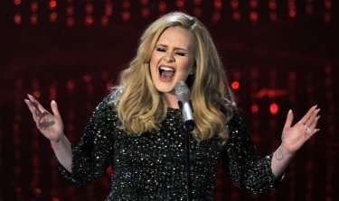 Adele durante una performance live
