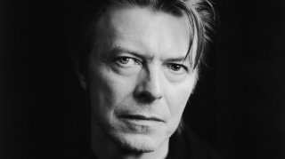 David Bowie, un intenso primo piano dell'artista inglese